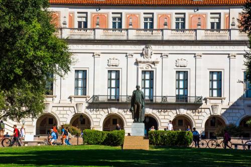 Students walking along South Mall between George Washington statue and Main building
